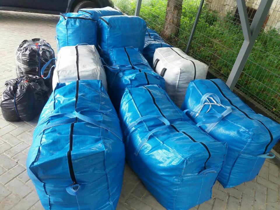 Во время проверки автомобиля молдаванина были найдены объемные сумки, в которых находились товары широкого потребления. Фото: border.gov.md.