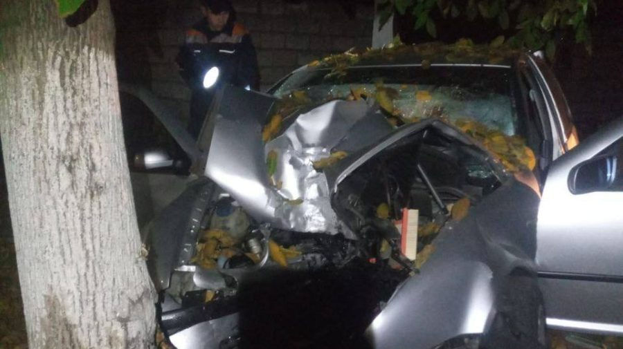 Оказались в “железном плену”: легковушка врезалась в дерево в Бендерах.