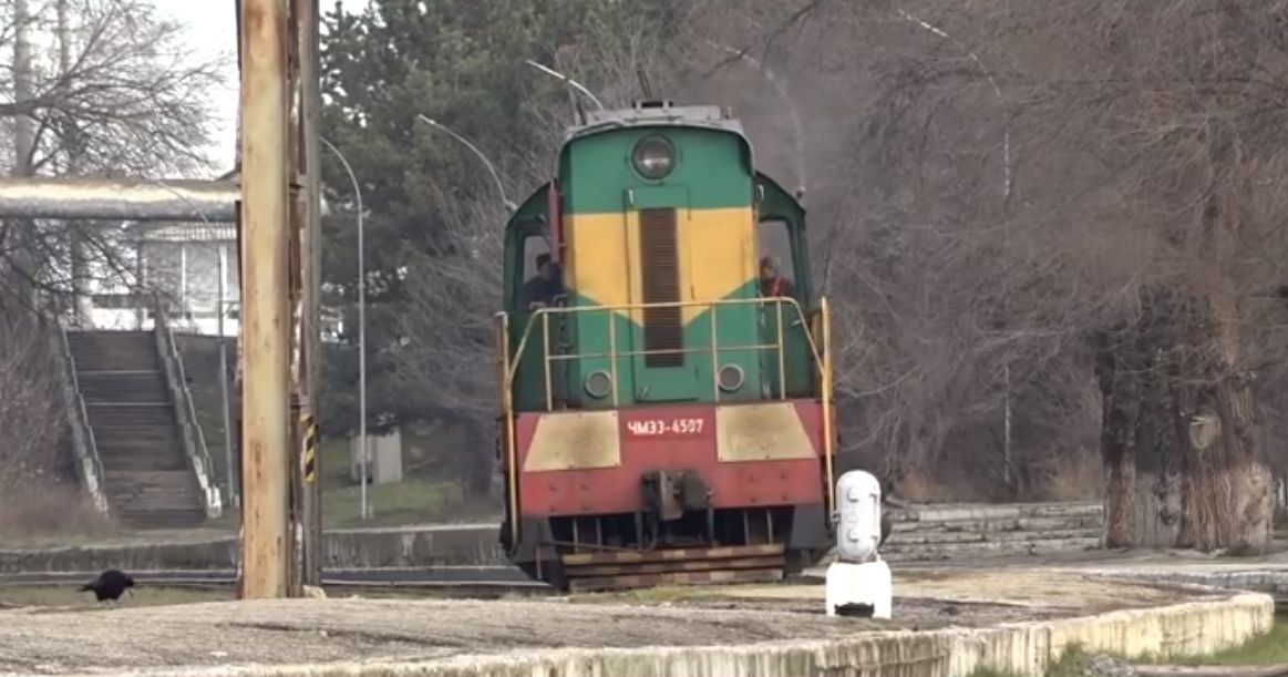 Железнодорожники шокированы решением остановить пригородные поезда.