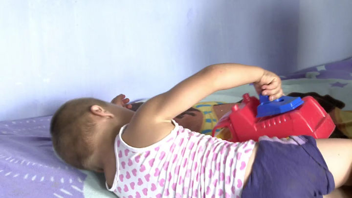 Doi copii din Bulboaca umblă dezbrăcați şi flămânzi, după ce mama alcoolică i-a părăsit. 