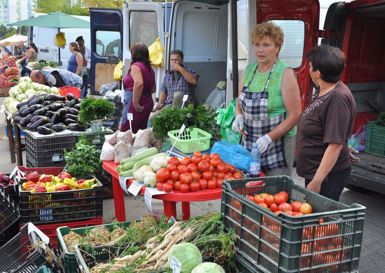 Luna trecută au crescut prețurile la produse alimentare și la servicii.