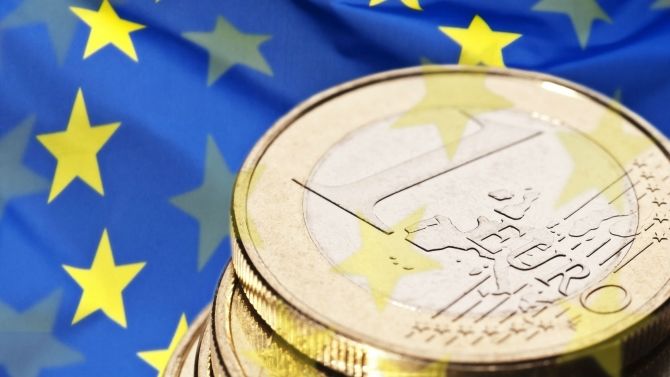 Euro a revenit peste pragul de 1,20 dolari pentru prima dată în ultimii doi ani. 