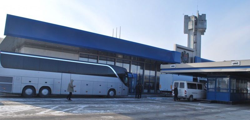 13 инспекторов, трое сотрудников пограничной полиции, четверо предпринимателей и четверо водителей задержаны.