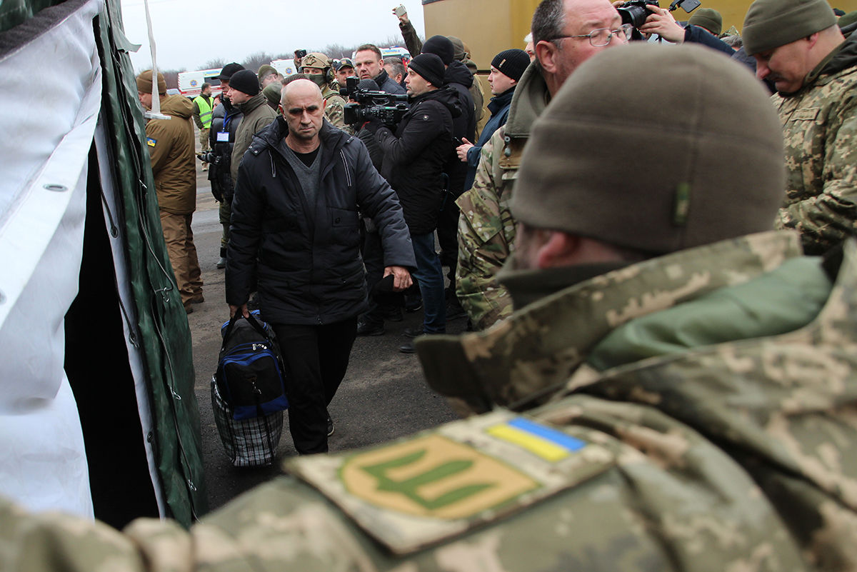 Власти Украины не выплатили обещанные бывшим пленным деньги.