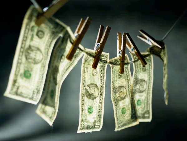 Всего за несколько лет через "ландромат" из России выведено около $20 млрд.