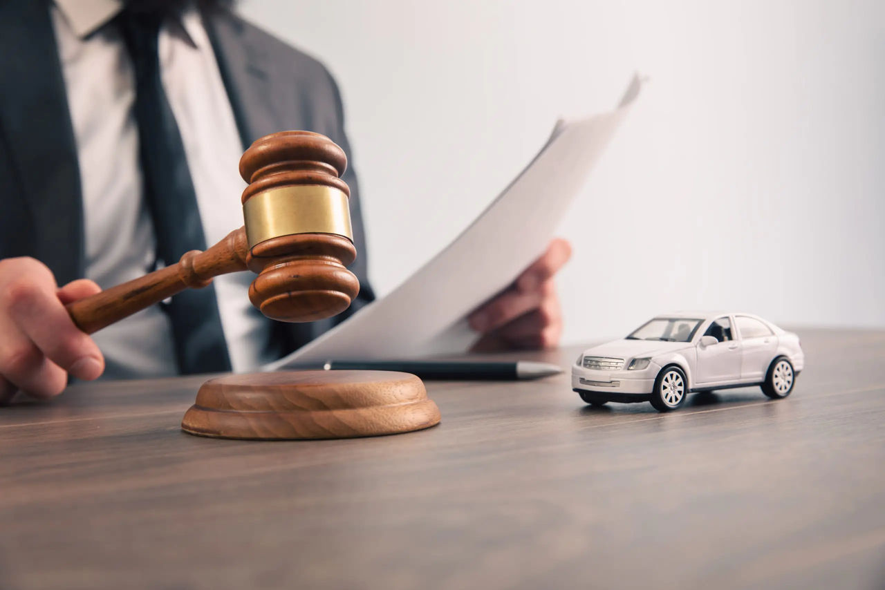 Automobilul unui șofer prins beat la volan, confiscat printr-o sentință a instanței.