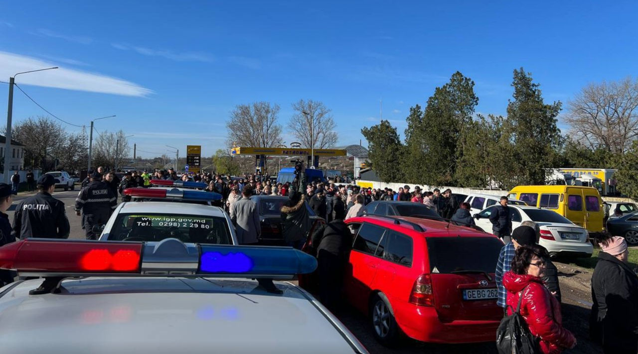 Жители Конгаза собрались на акцию протеста.