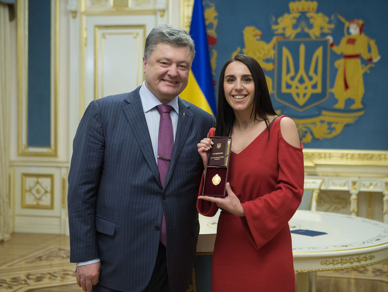 Президент Украины Петр Порошенко с победительницей Евровидения Джамалой.