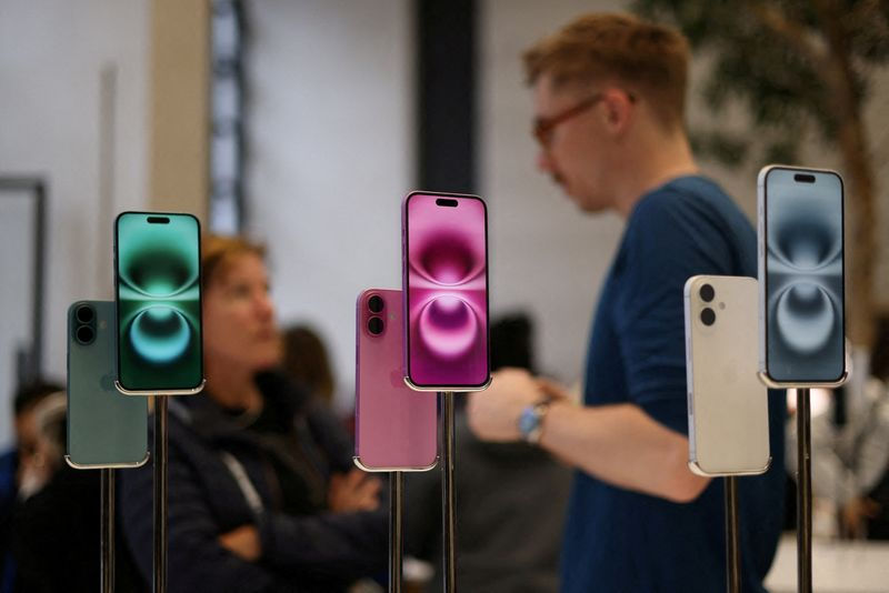 Apple a prezentat iPhone 17e, un model accesibil cu preț de pornire de 599 de dolari.