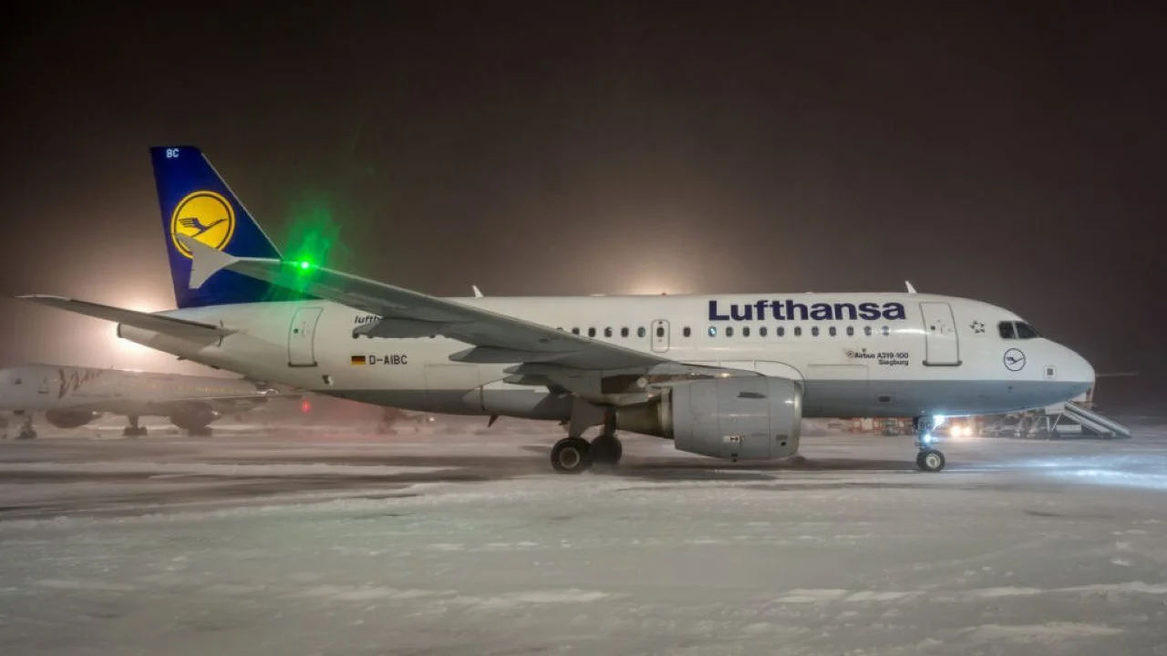 Circa 500 de pasageri au petrecut noaptea în avioane din cauza ninsorilor din München.