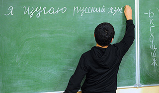 Президент Эмомали Рахмон отметил, что всех, кто будет преподавать в его стране русский язык, он обеспечит жильем и зарплатой.