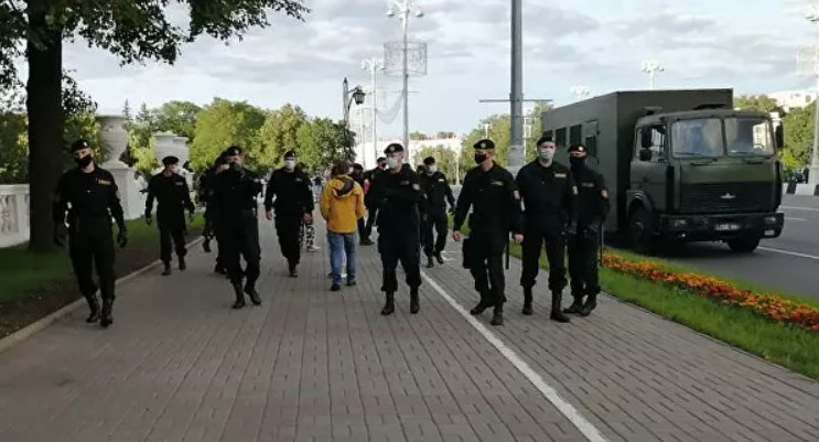 Колонна из десяти грузовиков внутренних войск проследовала к центру Минска.