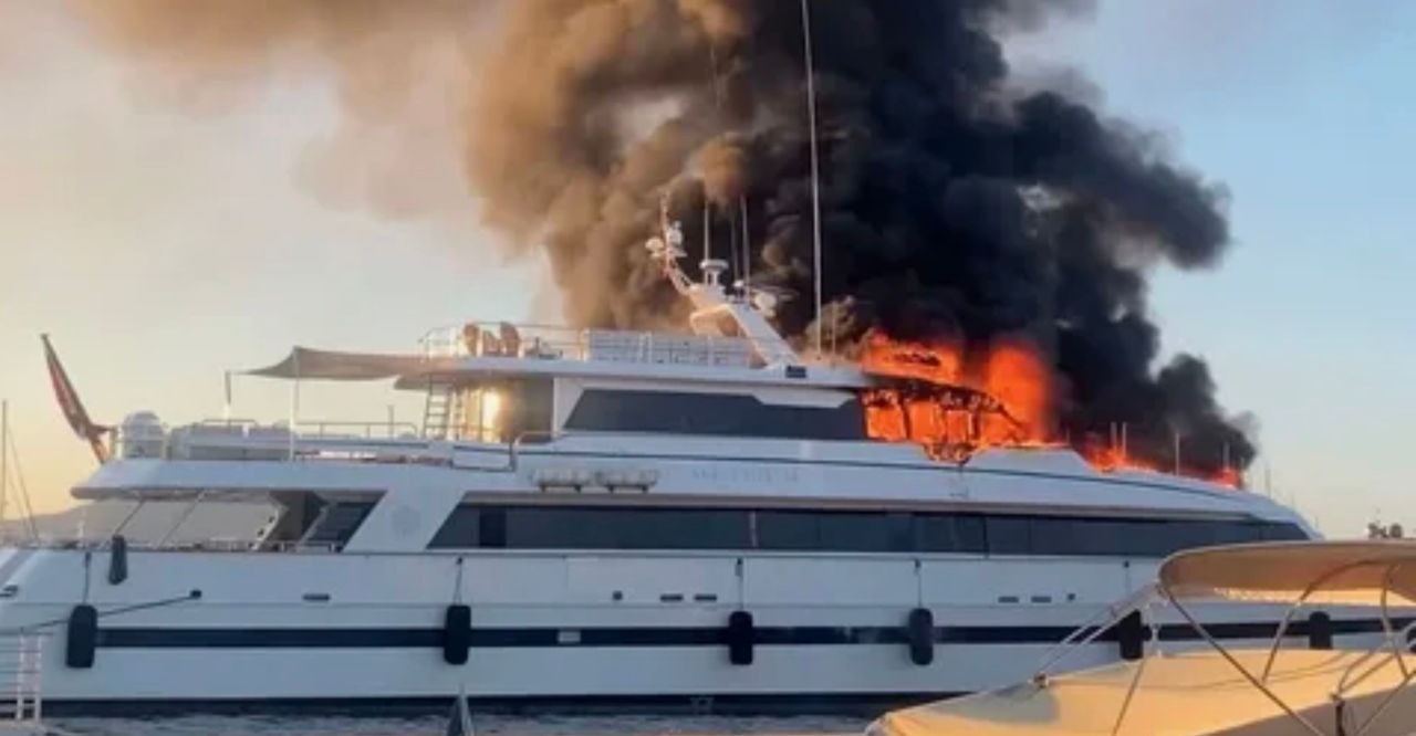 Пожар на суперяхте Sea Lady II в порту курорта Сен-Тропе потушен.