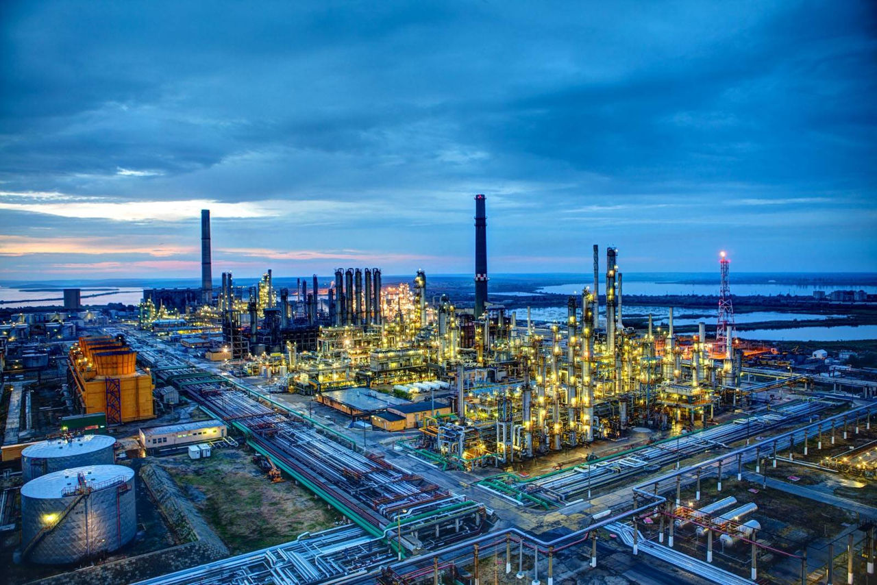 Două dintre trei rafinării de petrol din România și-au suspendat activitatea.