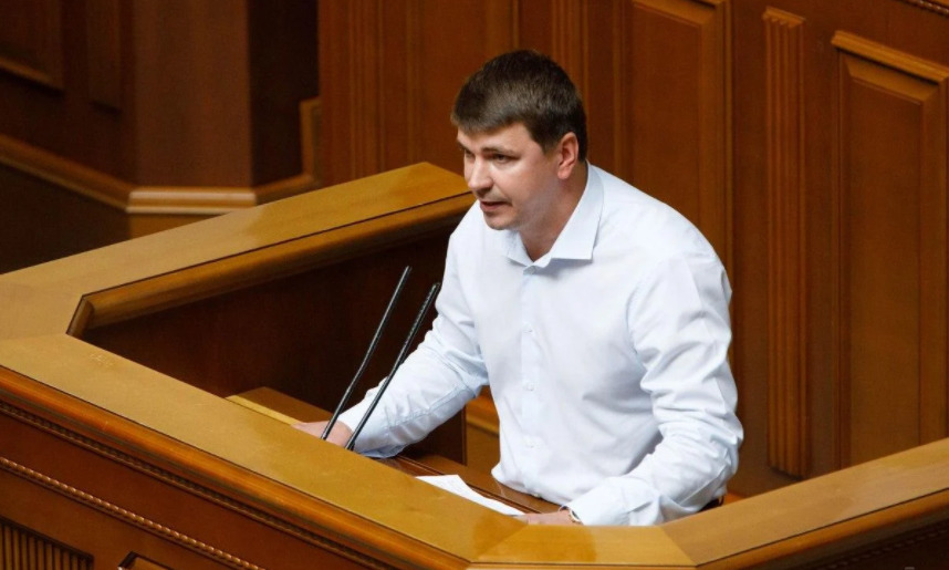 Украинского депутата нашли мертвым в такси.