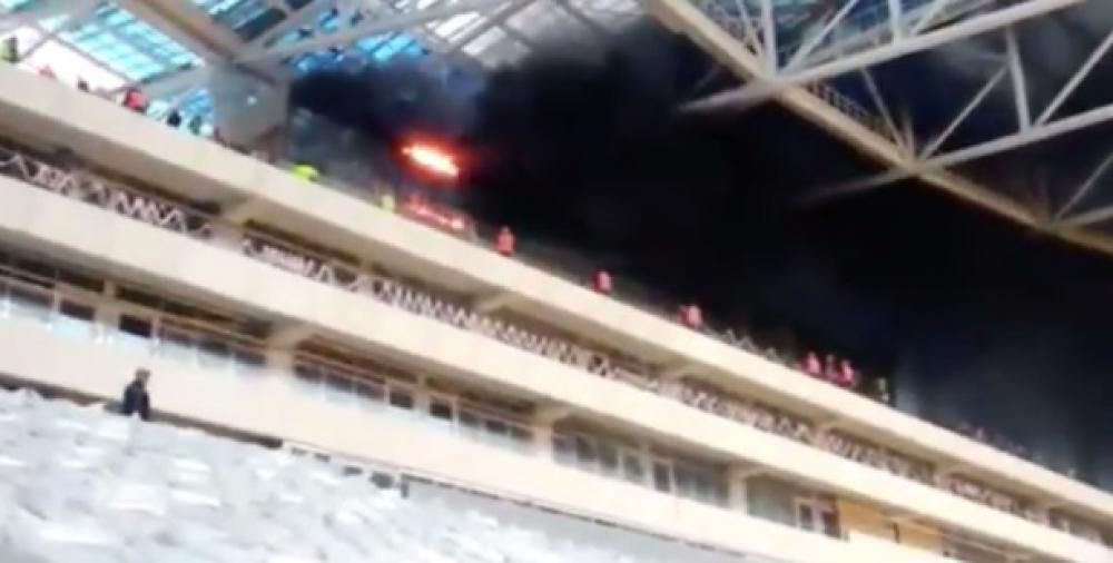 Un stadion aflat în construcţie a luat foc. 