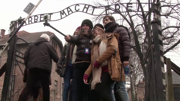 Администрация музея Освенцим пожаловались на посетителей.