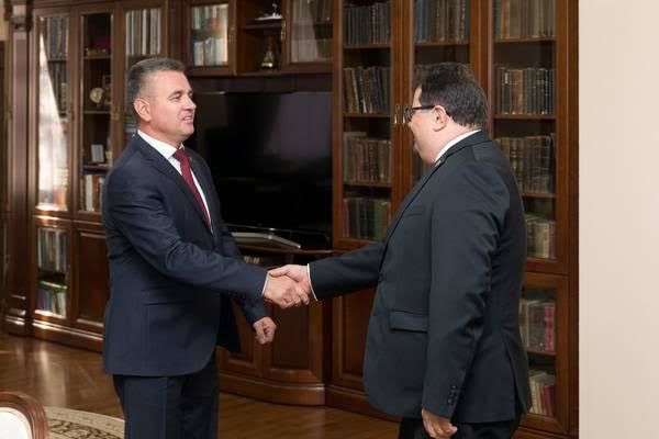 Глава Приднестровья Вадим Красносельский и глава делегации Европейского союза в Республике Молдавия Петер Михалко.