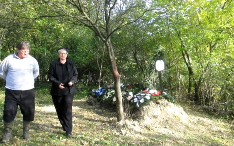 В Румынии старушку похоронили во дворе из-за конфликта со священником.