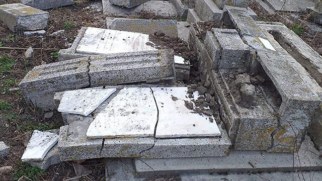 Вандалы устроили погром на еврейском кладбище в Румынии.