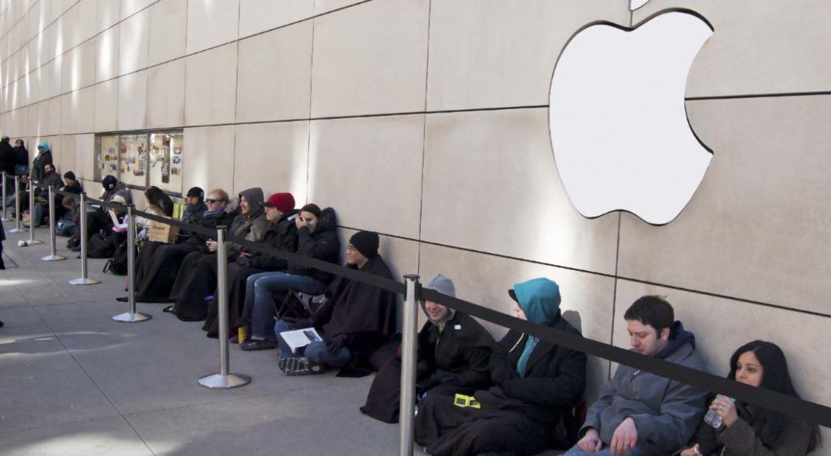 Coadă imensă în fața unui magazin Apple pentru iPhone 8 și iPhone X