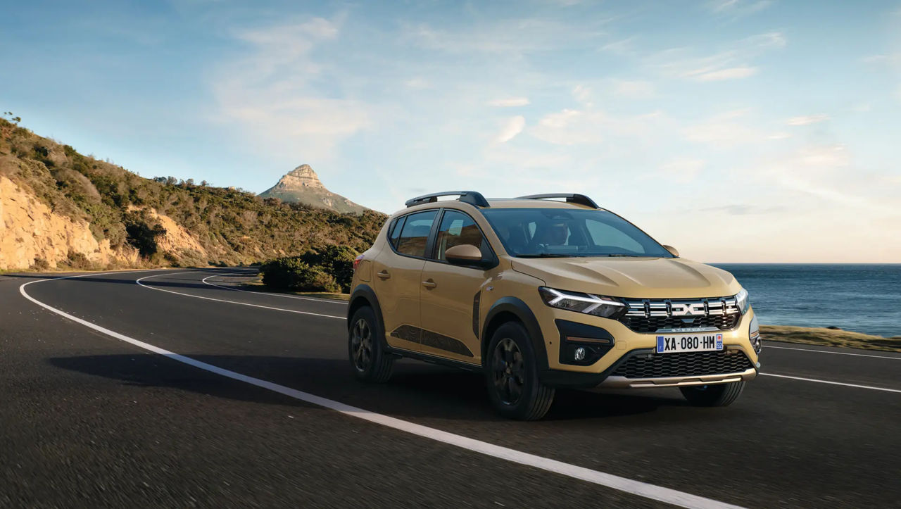 Dacia Sandero получит полностью гибридный двигатель этой осенью.