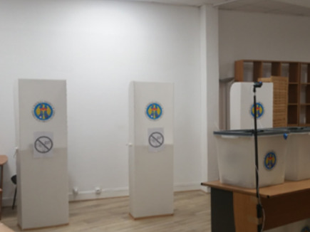 Избирательные участки округа №50 оказались безлюдны.