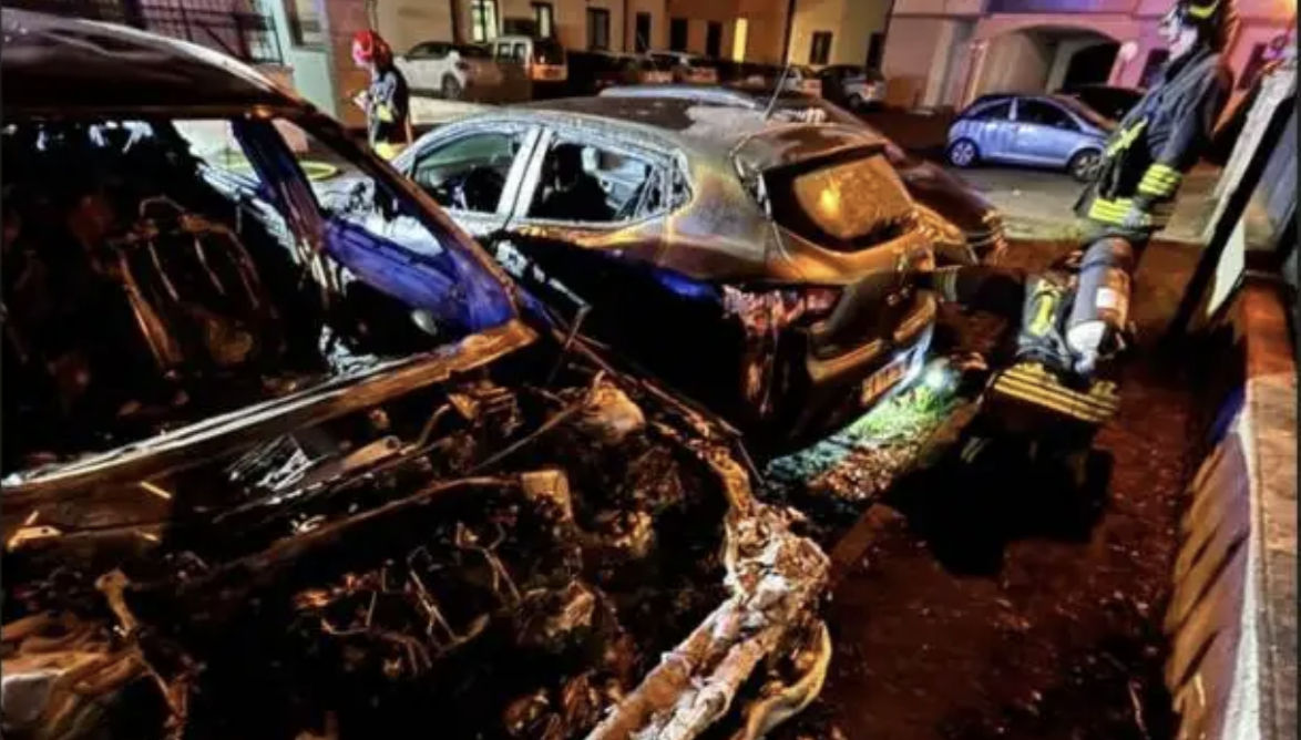 Mașina unui cetățean moldovean a ars în toiul nopții în Italia: Este analizată versiunea incendierii intenționate.
