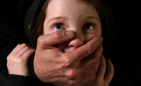 Un cetăţean italian, în vârstă de 46 ani, este învinuit de întreţinerea relaţiilor sexuale cu minore. Foto: bucovinaprofunda.wordpress.com