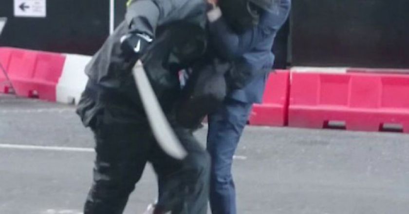Îngrozitor: Alerga pe străzi cu o macetă în mână şi ataca trecătorii