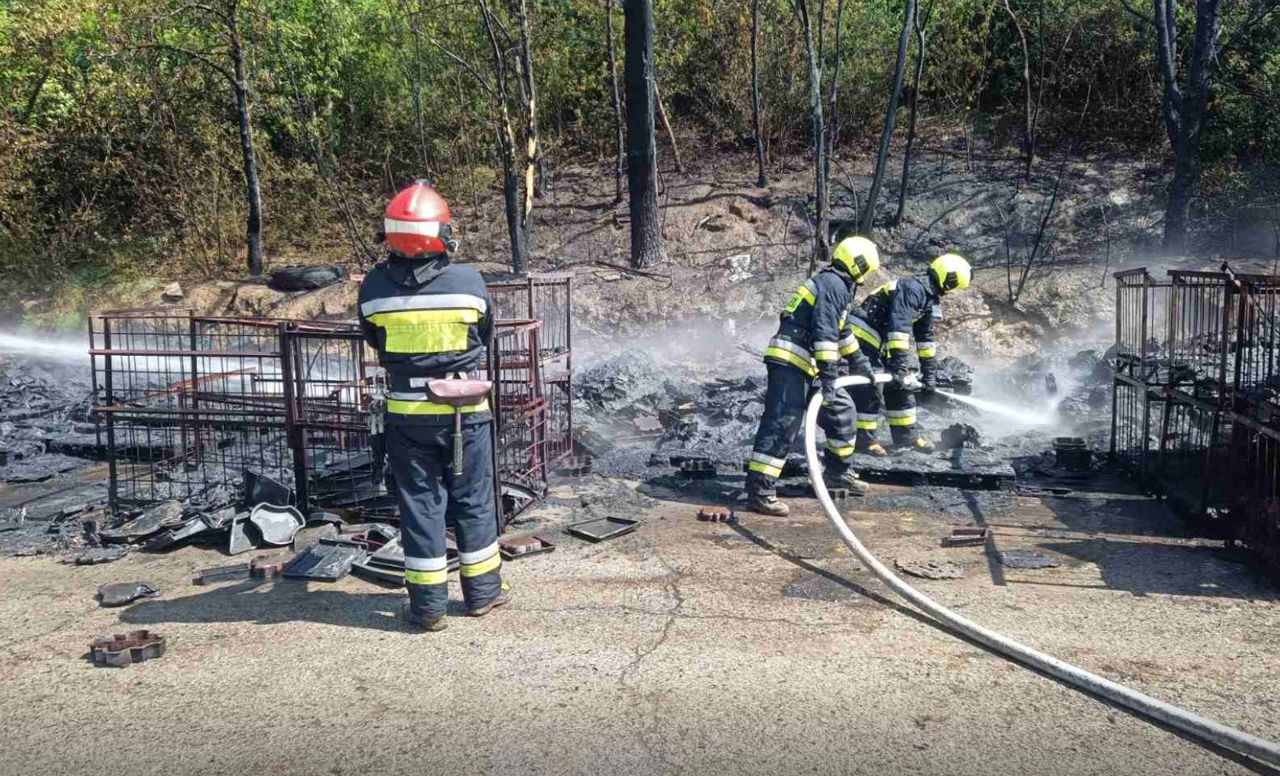 Incendiul din sectorul Râșcani: Flăcările au cuprins o suprafață de 100 m² unde se aflau forme din plastic.