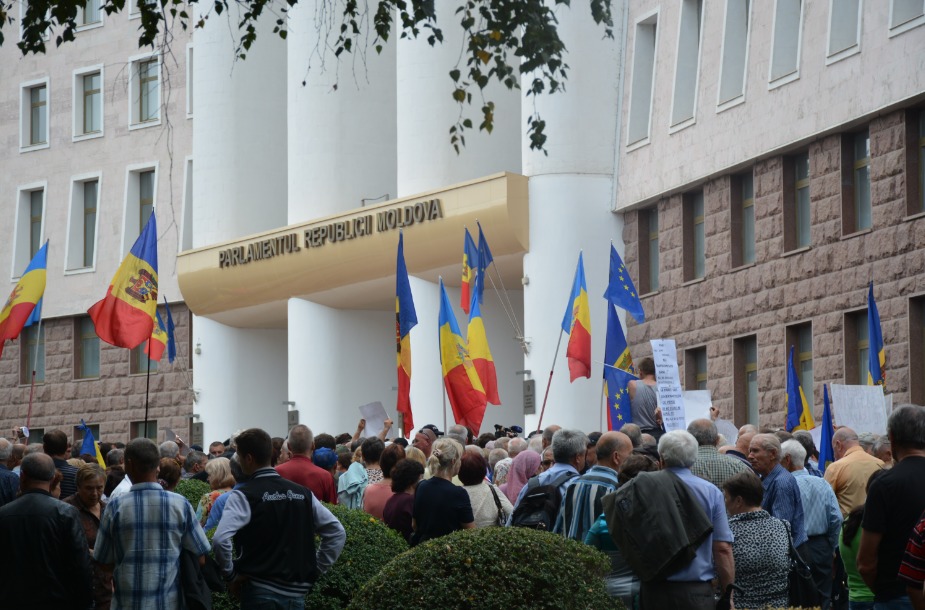 Pensionarii sunt nemulțumiți de faptul că autoritățile nu au ținut cont de recomandările societății civile privind acest subiect și au adoptat legea în mare grabă.