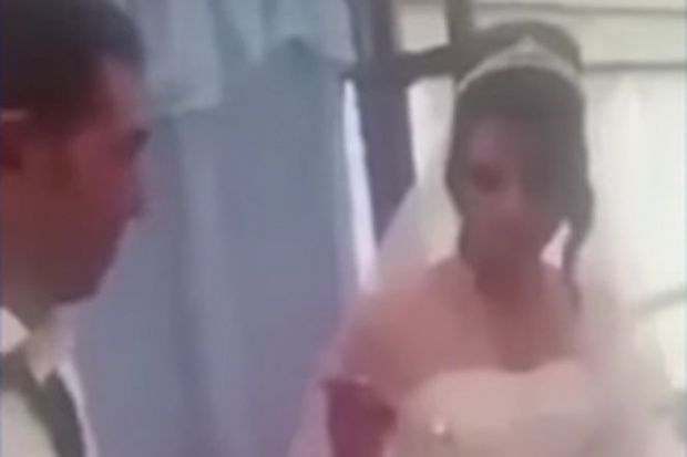Mirele îşi bate mireasa chiar la tăierea tortului.