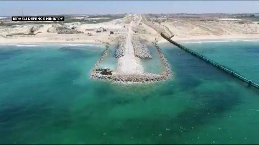 Барьер длиной 200, шириной - 50, и высотой - 6 метров в подводной части укреплен колючей проволокой.