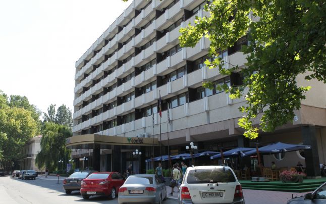 Hotelul Codru, care ar aparţine deputatului democrat Vlad Plahotniuc, urma să facă parte din acest an parte din cunoscutul lanţ hotelier internaţional Radisson Blu.