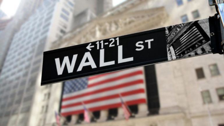Bancherii de pe Wall Street îşi vând acţiunile pe bandă după alegerea lui Trump.