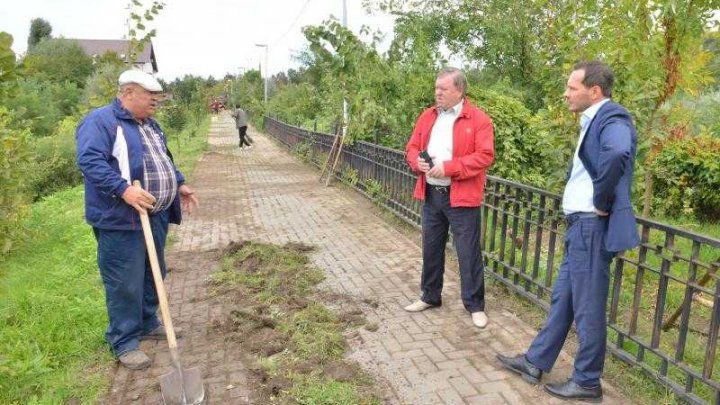 Кодряну проинспектировал ход работ по уборке парка Валя Морилор.