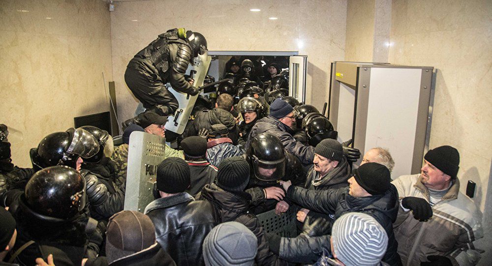 Dar, când la 7 aprilie 2009 au ars clădirile Parlamentului şi Preşedinţiei, de la cine au luat un miliard de lei pentru reconstrucţie? De la popor.