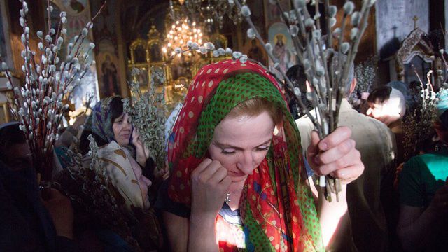 Вербное воскресенье - это день, когда Иисус вошел в Иерусалим, где жители его встретили с пальмовыми ветвями, которые в православных странах превратились в ветви вербы. Фото: vesti-nedeli.com