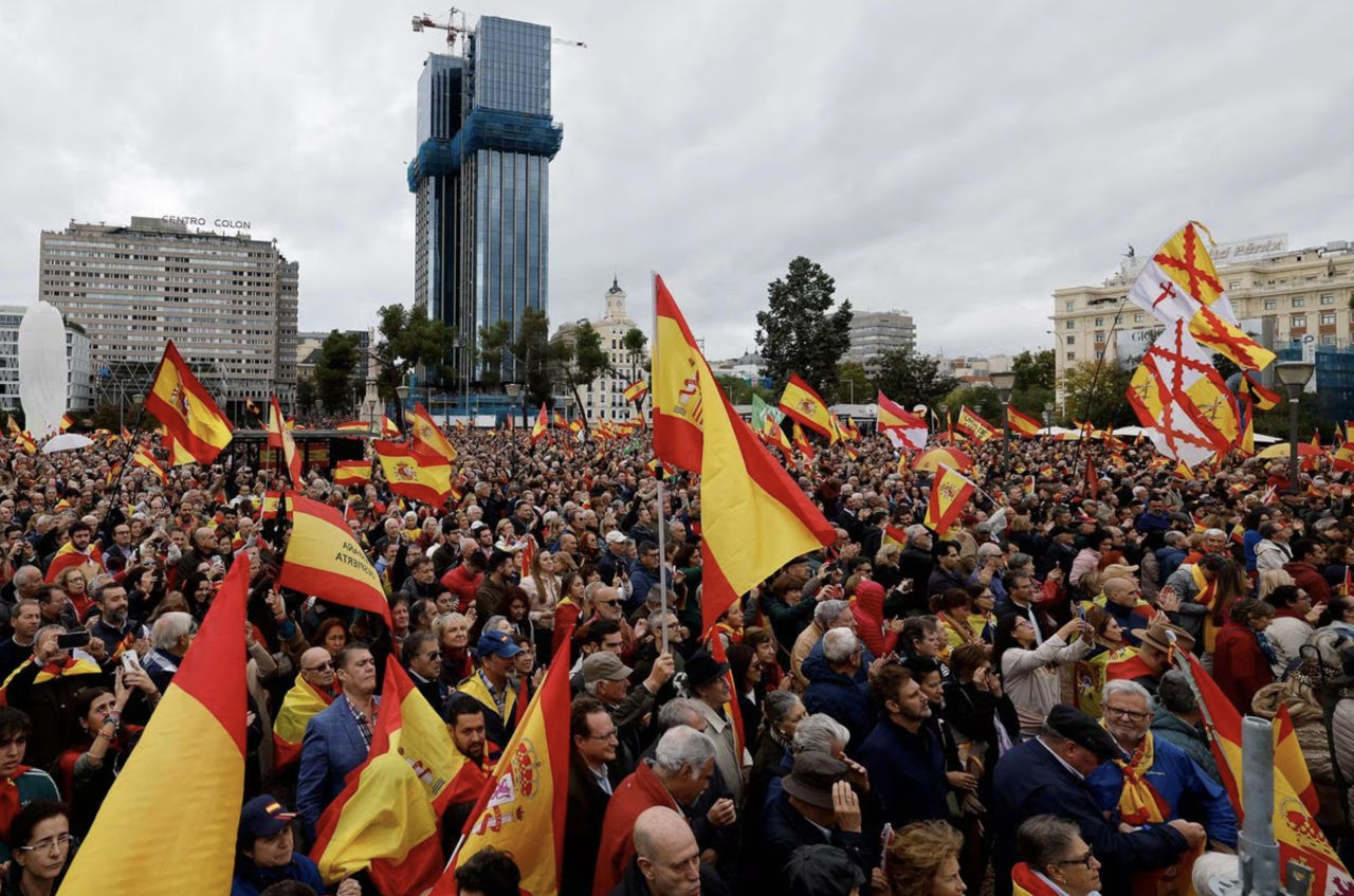 В Испании тысячи людей вышли на протесты против амнистии для сепаратистов.