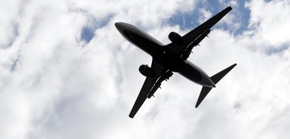 O păpuşă plină cu explozibil, descoperită la bordul unui avion cu 400 de pasageri. 