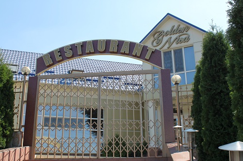 Остальные участники свадьбы обвиняют власти, которые не обнародовали название ресторана, где на прошлой неделе отравились десятки человек.