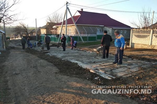 Жители Гайдар своими силами ремонтируют одну из улиц.