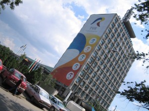 Potrivit articolului 82 din Legea audiovizualului, televiziunea Moldova 1 „poate fi inclusă în mod obligatoriu în oferta distribuitorilor de servicii din România.