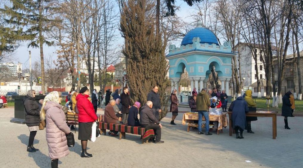 Епископ Маркел провел службу в Бельцах на улице из-за коронавируса.
