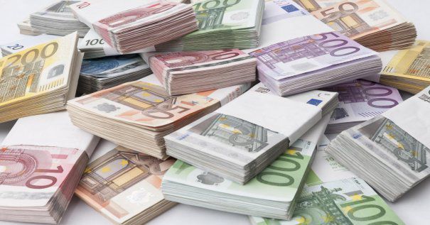 În fiecare lună un miliard de euro pleacă din România. 