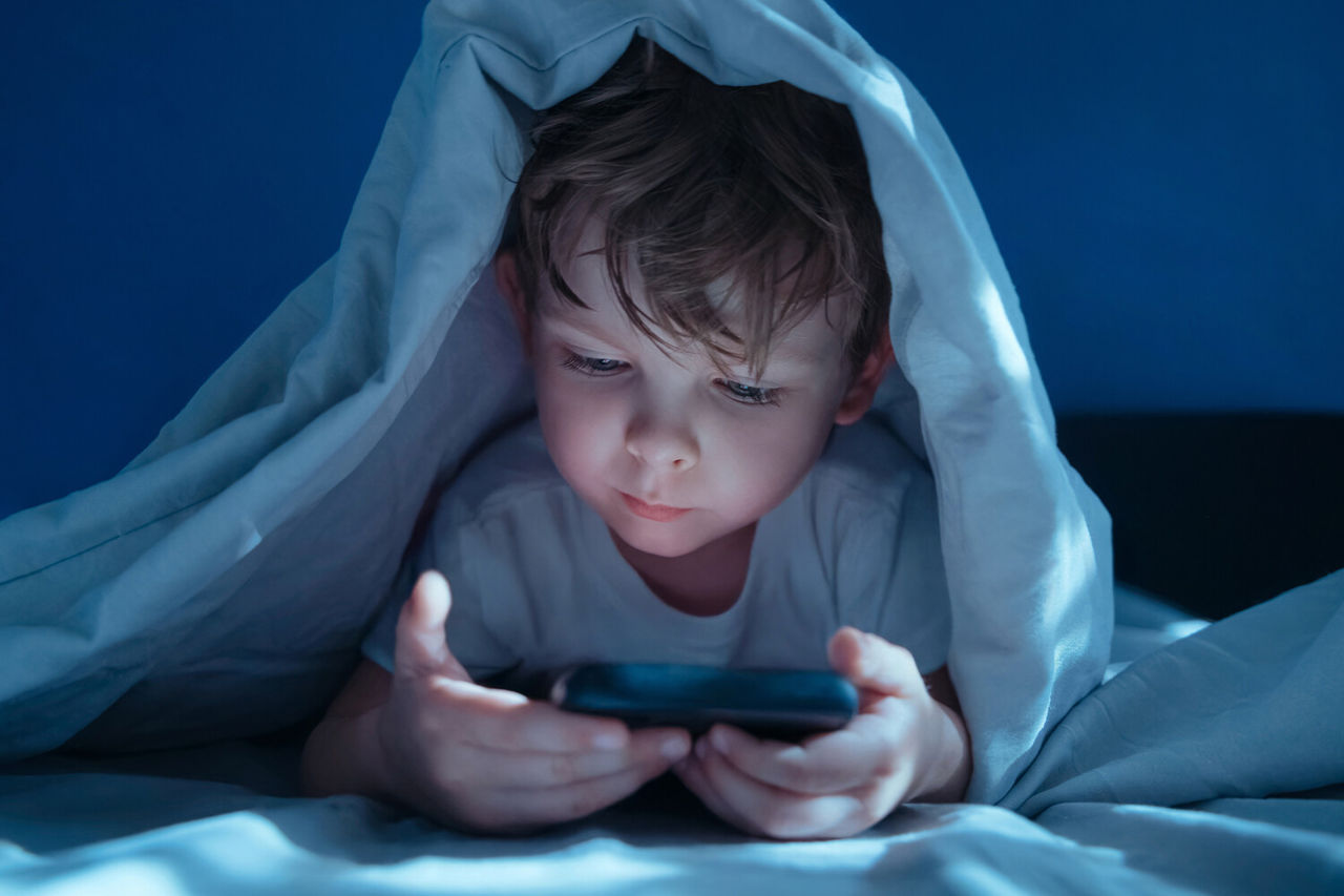 Ученые описали будущие проблемы детей, которые подолгу «сидят» в телефоне.