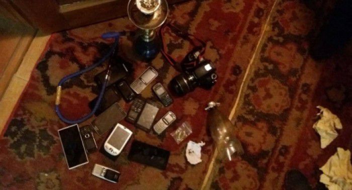 Patru tineri originari din raionul Cahul, au fost reţinuţi în flagrant în timp ce comercializau droguri. Foto: igp.gov.md