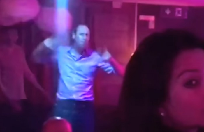 Prințul William a fost văzut dansând din mâini pe melodia „I Got 5 On It”. 