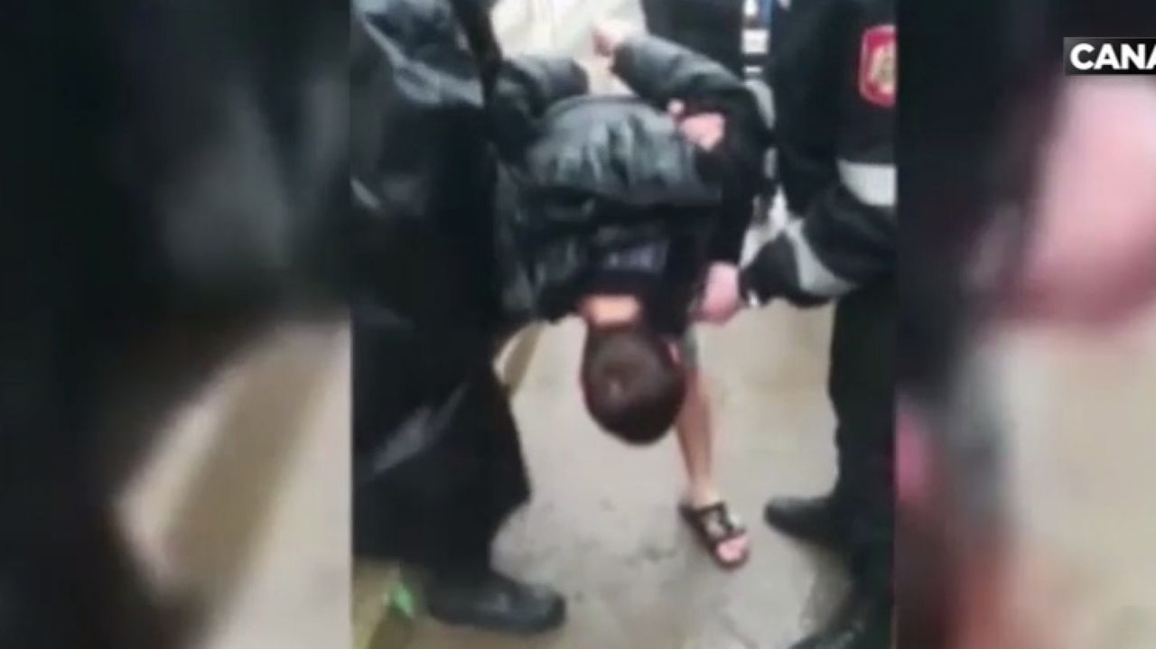 Doi bărbaţi s-au dat în spectacol în faţa polițiștilor din Capitală
